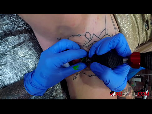 ❤️ Ekstreme tatuita varmulo Sully Savage ricevis tatuon sur sia klitoro ❤❌ Malĉasuloj ĉe porno eo.kutjeporno.ru